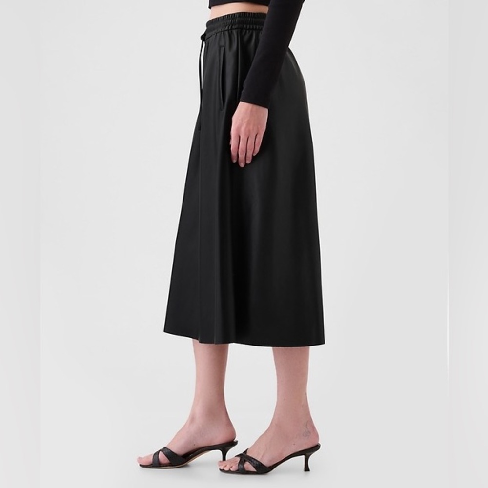 Gap, vegan leather mid skirt , size Md , EUC , black